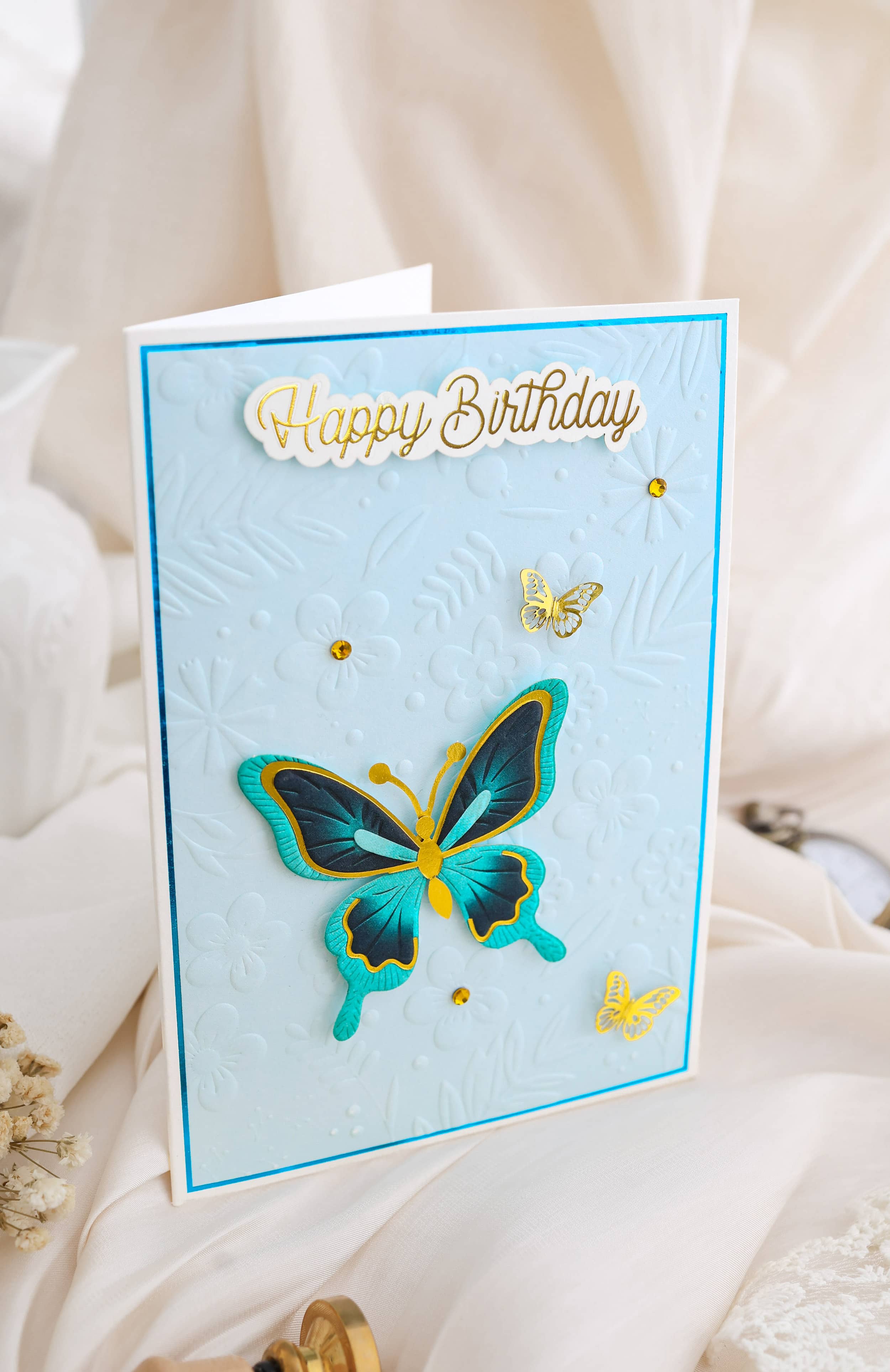 JoliCoon Geburtstagskarte Signature in 3D-Layer-Optik mit Schmetterlingsmotiv, Goldveredelung und floraler Hochprägung – edle Karte zum Geburtstag