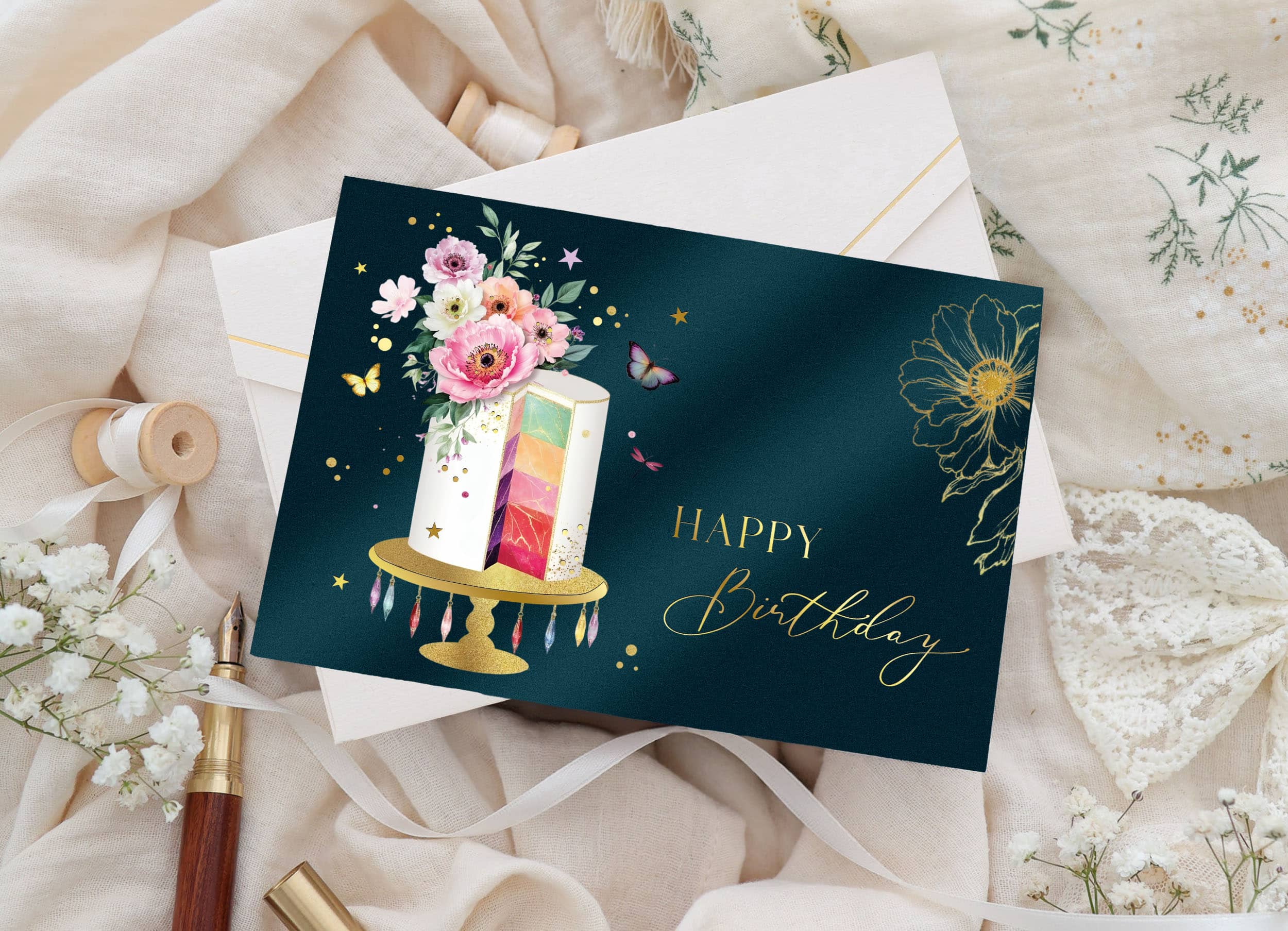 JoliCoon Geburtstagskarte Elegant mit Blumendekor und Torte in Goldveredelung auf dunklem Hintergrund – edle Karte aus Perlmuttpapier mit Wachssiegel